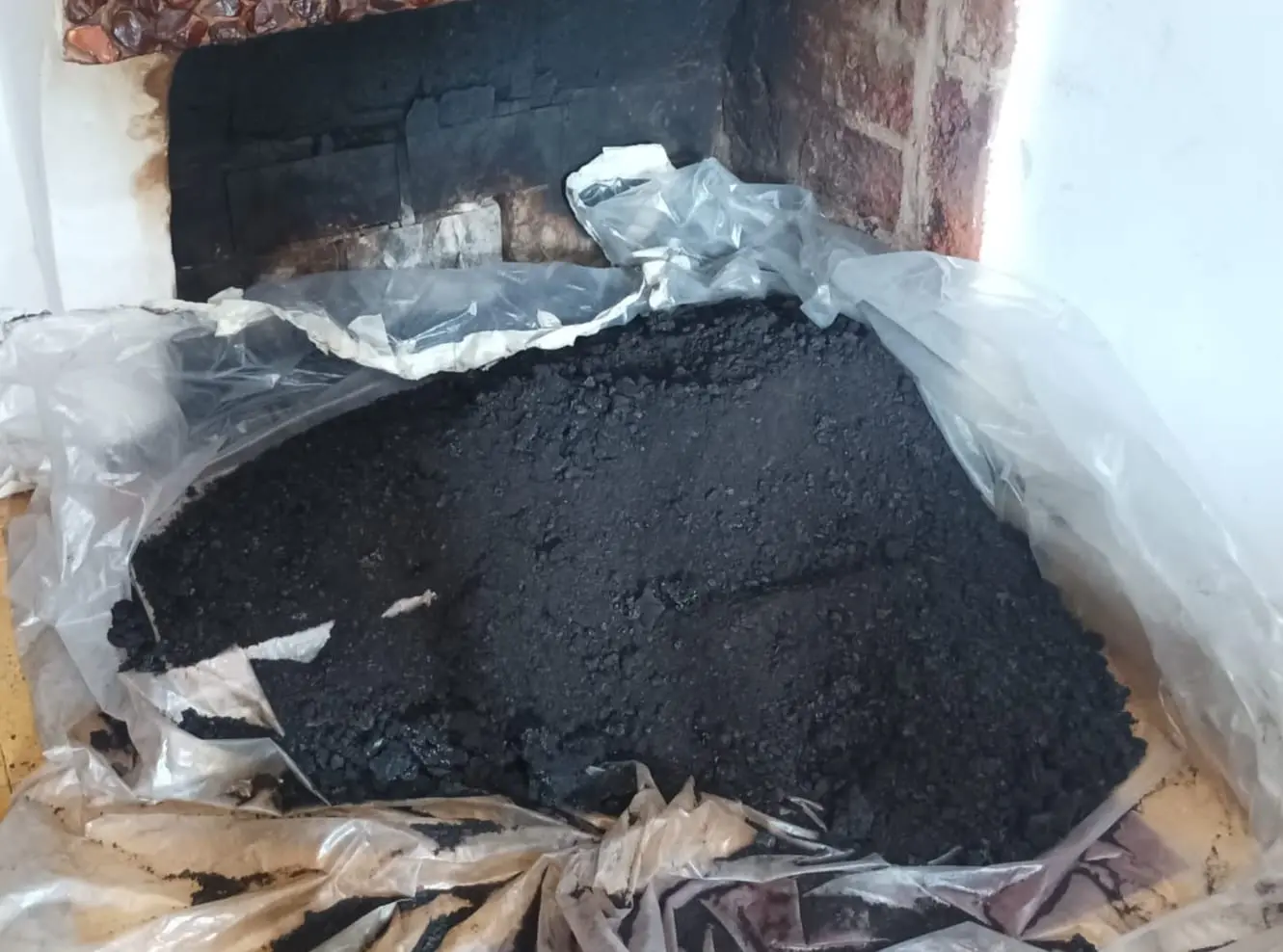 Acumulación de hollín en el interior del ducto de una chimenea